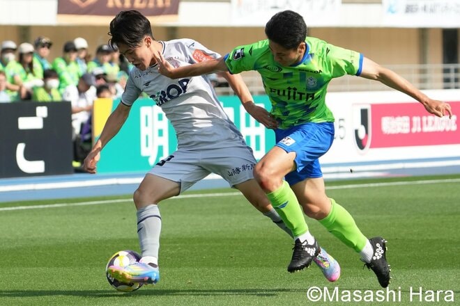 岡山初サムライブルー招集の「18歳の超新星」が先制ゴール、湘南から招集「21歳の司令塔」と本気デュエルも…試合後はともに空港へ【湘南ベルマーレvsファジアーノ岡山】激闘PHOTOギャラリーの画像