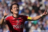 ｢何着てもおしゃれ｣浦和MF渡邊凌磨の元“おはガール”妻、超プチプラ“GUピンクニット”が主役の春コーデが沸騰｢お揃いしたーい｣