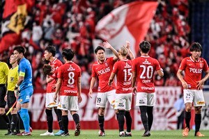 浦和レッズサポーターが掲げた「Jリーグに×印つけた抗議の横断幕」6枚を本誌は撮った！ 「オワコン」「世界基準から逆行」「サポーターを無視」など怒りのメッセージの画像