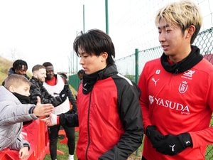 パリ街角で中村敬斗が笑顔のサムズアップ！ 元日本代表の松井大輔氏が公開したツーショットに｢元気そうで良かった！｣｢2人ともイケメン｣ファン感謝の画像