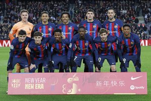 「大好きな」vs「マクドナルド？」バルセロナが発表した「新ユニフォーム」に賛否両論の声！ カタルーニャの国旗をモチーフにした大胆なデザインの画像