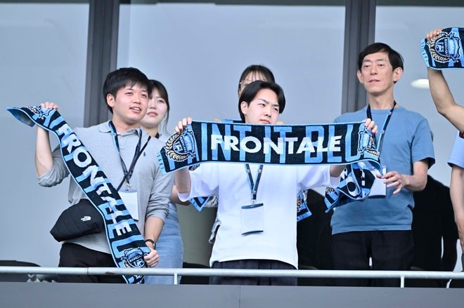 【サポーターアルバム(3)】G大阪戦での観客席＆入場時の川崎フロンターレのサポーター写真77枚！選手と手をつないだ子どもたちなど現地写真「川崎フロンターレーガンバ大阪(3)」の画像058