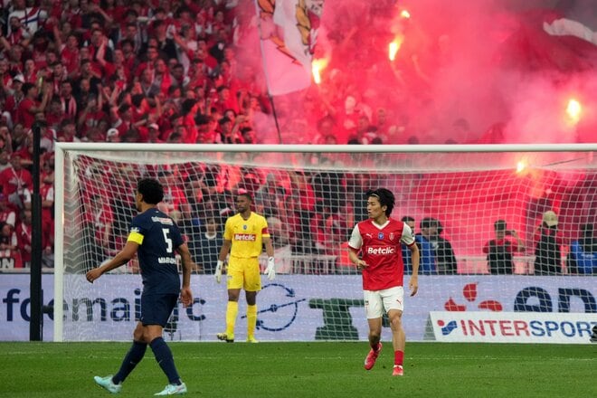 運命の大一番！サッカー日本代表・伊東純也、中村敬斗、関根大輝が語った｢世界一のクラブ｣と｢降格プレーオフ｣(1)純也＆敬斗いつものルーティンと作れない攻撃の形｢準優勝は奇跡ですね｣【激闘33連写】の画像007