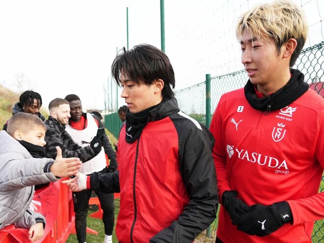 パリ街角で中村敬斗が笑顔のサムズアップ！ 元日本代表の松井大輔氏が公開したツーショットに｢元気そうで良かった！｣｢2人ともイケメン｣ファン感謝の画像