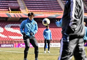 【日中で体感－3度……J1川崎の今季初公式戦は「音がバンバンする凍結ピッチ」での敵地戦 (2)】山田新が感じた“悪ピッチ”の3つの警戒要素とは……「本当にカチカチで、コンクリートみたい」の画像