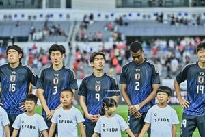 【日韓戦を1－0で勝利。E-1連覇の日本代表からW杯に生き残るのは誰？(1)】ジャーメイン良の先制点を守りぬくべく奮闘した守備陣。大迫敬介、安藤智哉、荒木隼人、望月ヘンリー海輝が見せたものの画像