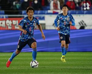 【日韓戦】「柴崎岳の相棒探し」ではない!　快勝の土台となった遠藤航＆守田英正の画像