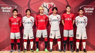 これは即買決定 J1鹿島アントラーズが23年シーズンに着用する 新ユニフォーム 発表 クラブ史上初となる縦ストライプを採用した新デザインで サポーターからは絶賛の声上がる サッカー批評web