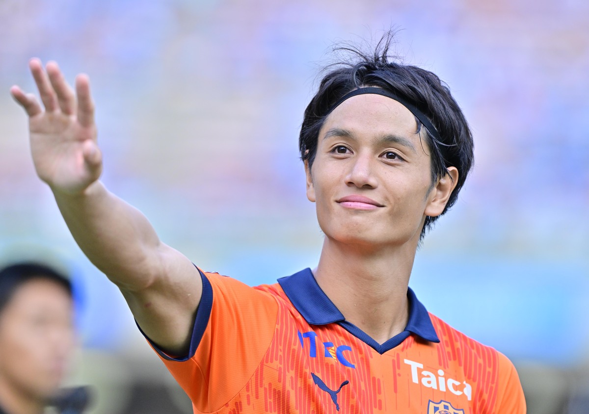 ｢雰囲気変わりました？｣｢美人過ぎる｣清水DF高橋祐治の元AKB48妻、事務所移籍後の宣材写真が“まるで別人”と話題に