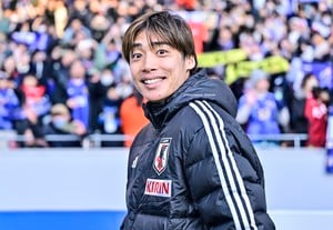 「センターITO」「もはや俳優純也！」伊東純也のスタッド・ランス新ユニフォーム紹介動画“ど真ん中出演”にファン歓喜！「純也さん見ぃつけた」「よく似合ってる〜」の声の画像