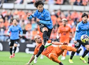 【川崎、悔しい清水戦で見せたDF佐々木旭とDF高井幸大の頼もしさと成長(1)】佐々木が「自分の中では波がある中で……」と語る安定感を落とさず貢献する方法。「自分のできること」を出すためにの画像