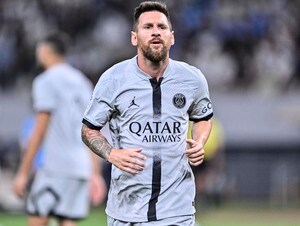 「シンプルだけどカッコいい！」PSGの「白」を基調とした胸ボーダーの「新アウェイ用ユニフォーム」が話題！「今年のこの感じならサードユニとかにも期待したいな」との声の画像