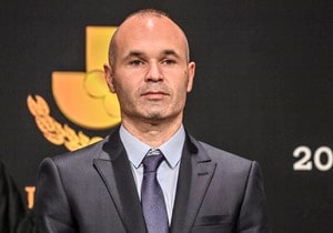 【画像あり】「2021Jリーグアウォーズ」の裏で「プライベート撮影会」が発生！ 川崎フロンターレの選手が「イニエスタと記念写真」の画像