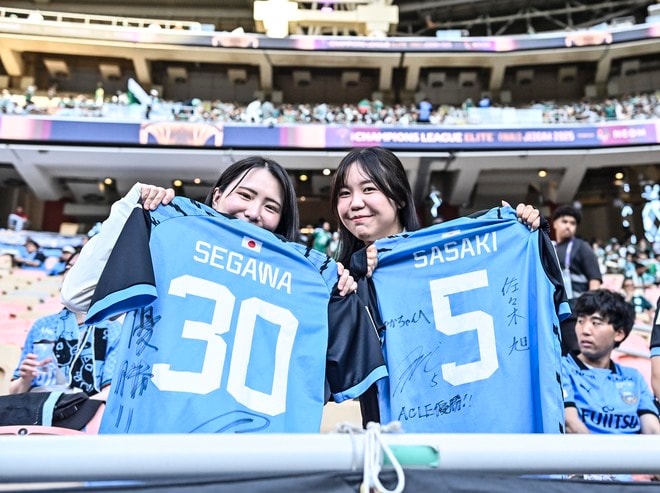 【サポーターアルバム】アジア青覇を果たすべく700人の川崎サポーターがACLE決勝に駆け付けた！ 現地で声援を送ったサポーター写真72枚「アル・アハリー川崎フロンターレ(2)」の画像068