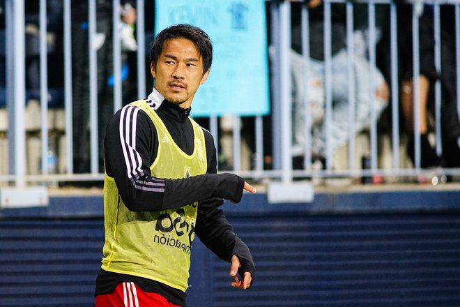 「似合うなぁ」サッカー元日本代表・岡崎慎司がベルギー1部・シントトロイデン加入でユニフォーム姿を公開! 「プロ初の背番号」と「野獣みに磨きがかかりそう」と期待されるベテランFWの役割【画像】の画像