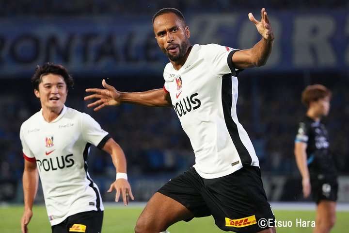 ｢凄い仕事が出来そうな雰囲気｣J1浦和の来日2年目ストライカーの知性あふれる“デキる男”インテリ砂浜ショットが話題！｢学者イサーク｣｢俳優さんみたい｣