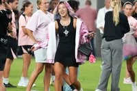 なでしこ切り札“サッカー界のレディー・ガガ”、まるで海外セレブなオレンジヘアのドレスアップショットで圧倒的オーラ放つ