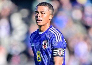 「ボールの軌道がよく分かる良いカメラアングル」パリ五輪世代MF藤田譲瑠チマ、ピッチ目線で捉えたシントでの「圧巻初ゴール」が話題に！ 「なんでジョエルじゃない人がユニ脱いでるの」のツッコミもの画像