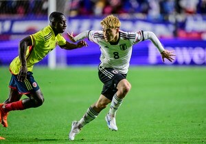 「ジャニーズのライブ?」日本代表MF堂安律のコロンビア戦直前のファンサービスが大反響！ ウルグアイ戦に続くプレゼントの画像