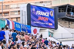 試合直前にまさかの光景……U23フランス代表率いるティエリ・アンリ監督がU23日本代表・大岩剛監督との2ショット撮影を要求！ 現役時に世界的プレイヤーの意外な一面の画像