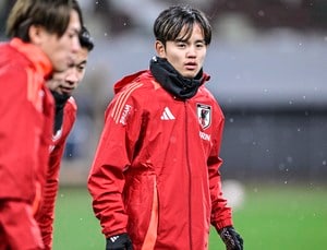 「えええ！日本代表ユニ買ってくれてるじゃん」ソシエダ帰還の久保建英と“自撮りツーショット”に成功した地元少年が話題！「大人気!!」「愛されてるなあ建英」の声の画像