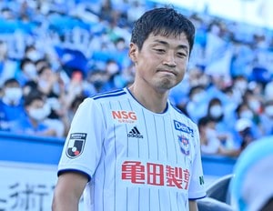 ｢ゴールおじさんマン笑｣40歳でJ3琉球に加入した元日本代表DFが子どもたちを前に“変身”新キャラクター誕生!?｢何処へ行ってもすぐ人気者｣｢この移籍は大正解だよ｣の画像