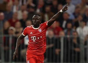 「かっこいい！」「すごく素敵！」ブンデスリーガ王者バイエルン・ミュンヘンが発表した「ストリートウェア」に絶賛の声！ モデルを務めたセネガル代表FWサディオ・マネにも「素晴らしい」「最高」とファンが称賛の画像