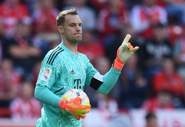 バケモノすぎる、しかも左足｣!! バイエルンGKマヌエル・ノイアーの練習