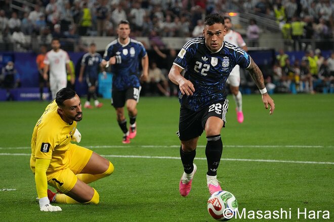 ｢神｣メッシが貫禄＆絶妙の直接FK弾でW杯史上初の7試合連続ゴール！ W杯連覇を目指すアルゼンチン代表の進撃＆スタンドからのメッシコール【アルゼンチン代表vsヨルダン代表】激闘PHOTOギャラリーの画像007