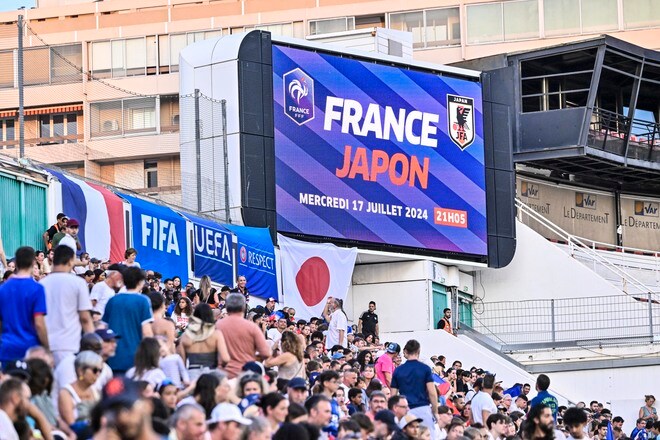 試合直前にまさかの光景……U23フランス代表率いるティエリ・アンリ監督がU23日本代表・大岩剛監督との2ショット撮影を要求！ 現役時に世界的プレイヤーの意外な一面の画像