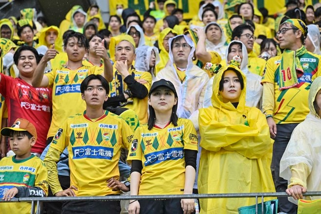 【千葉サポーターアルバム】雨の中で首位堅持のチームを後押しした「ジェフユナイテッド千葉のサポーター写真99枚」！ ゴール裏の熱狂ショット「ジェフユナイテッド千葉ーベガルタ仙台」の画像045