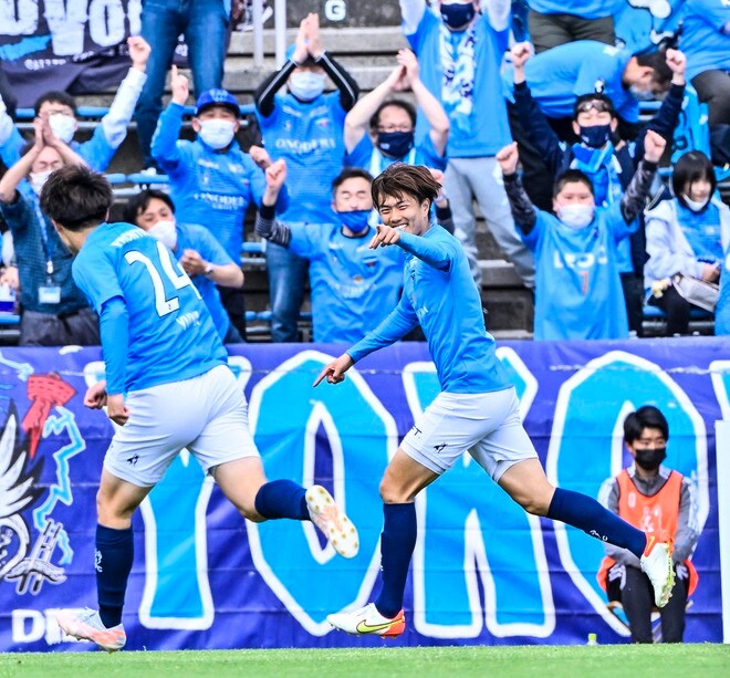 【画像あり】「美人すぎ!」「めちゃめちゃ美人で羨ましいな〜」横浜FC小川航基が「来場した妻」の前で圧巻の逆転2ゴール!の画像