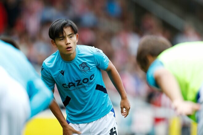 「悟飯とピッコロみたい」!! レアル・ソシエダが投稿したサッカー日本代表MF久保建英の練習中の1枚に「1000いいね以上」の大反響! 元スペイン代表MFダビド・シルバとの写真が「すげー筋肉」などと話題に【画像】の画像