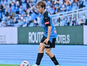 「ほんとにマナブくんだ!!」元J1川崎の齋藤学が地元のソウルフードとコラボ！ お笑い芸人もしれっと登場して「一般人に見えるアルピー酒井の溶け込み具合」「情報量が多すぎて理解出来てない」などの声が上がるの画像