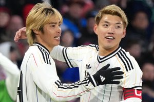 第1子出産の堂安律の美人妻、すっかりママの顔！ベビーカーにバーキン＆無造作ヘアのおでかけショット公開の画像