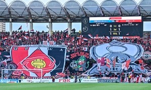 「サウジアラビアでここまでできるの流石」浦和レッズサポーターがACL決勝の現地観客席を巨大フラッグなどで埋め尽くす！ 圧巻光景をACL公式が映し出すの画像