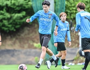 「豪華メンバーすぎる」「メンツえぐいて!!!」J1川崎のクラブハウス食堂で撮影された日本代表選手たちの「“実家帰省”のような食事姿」が大反響！「皆んなの実家だね笑」の声の画像