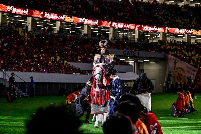 「まさか馬に乗ってくるとは」松平健が名古屋＆新潟の選手を出迎えに白馬に乗って国立ピッチレベルに登場！「サッカーを観に来たのか時代劇を観に来たのか、混乱を招く」の声の画像005