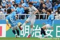 アピスパ福岡｢チーム内得点王｣にアクシデント、横浜FC｢J1初スタメン33番｣のうれしいJ1初ゴールで今季4勝目【横浜FCvsアビスパ福岡】PHOTOギャラリー10連写の画像003