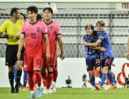 サッカー日本代表がE-1優勝トロフィーを「真っ2つに破損 