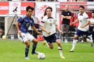「うっちーから緊張感が伝わってくる」元サッカー日本代表の内田篤人氏と小野伸二がカタールにて2ショット! 豪華な共演にファンから歓喜の声の画像