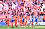 「この感じ最高」「チームJAPANだね!」J1札幌の選手が侍ジャパンの野球世界一を喜ぶ瞬間に、ファンから歓喜&共感の声! 練習終わりの半裸観戦姿が話題にの画像