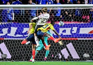 「この身体能力はやはり魅力」上田綺世の相手DFを無効化する跳躍力の「ヘディングシュート映像」が27万回再生！ 「これ止められるのヤバ」と相手GKの神セーブを称賛する声も続々の画像