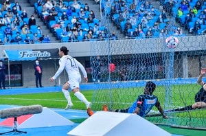 最強・川崎を完全撃破！(2)札幌「試合前にミシャが見せた“余裕の一服”」の画像