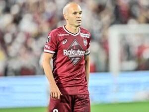 ヴィッセル神戸MFアンドレス・イニエスタの私服姿に「これはバレないわ」の声！ 品川駅で撮った写真にファン注目の画像