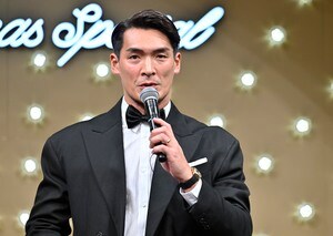 「赤はよく着るよね」槙野智章氏が妻で女優の高梨臨の「真っ赤なドレス姿」にデレデレ！ 夫婦そろって表参道に姿を現し、見つめ合うなど仲睦まじい様子を披露の画像