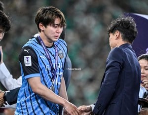 【川崎フロンターレアルバム】ACLE決勝で無念の負傷交代した三浦颯太の写真31枚！ 出場を続けた気迫の左SBのピッチ内外の姿「アル・アハリー川崎フロンターレ」の画像