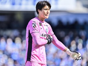 「思わず拍手を送りたくなる」J1湘南GKの、後半開始時のアウェイサポに向けた行動に称賛の声が続々！  後姿が物語る、リスペクトの精神の画像