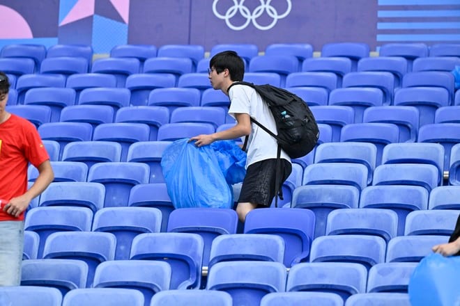 「さあみんな、ゴミを拾うよ！」U23サッカー日本代表のサポーターが、スペインに完敗後のスタジアムで「見せた姿＆響かせた声」……日本人らしさが詰まった誇らしき負け姿の画像002