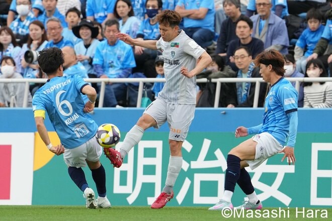 アピスパ福岡｢チーム内得点王｣にアクシデント、横浜FC｢J1初スタメン33番｣のうれしいJ1初ゴールで今季4勝目【横浜FCvsアビスパ福岡】PHOTOギャラリー10連写の画像003